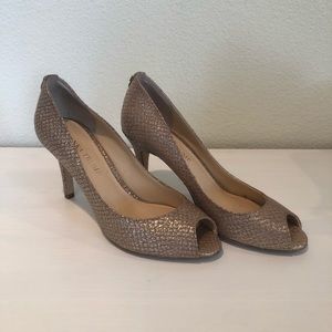 IVANKA TRUMP CHAMPAGNE & GOLD HEELS